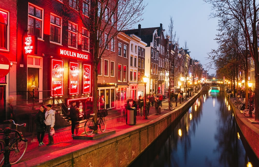 Район красных фонарей Амстердама является самой колоритной частью старого Амстердама.