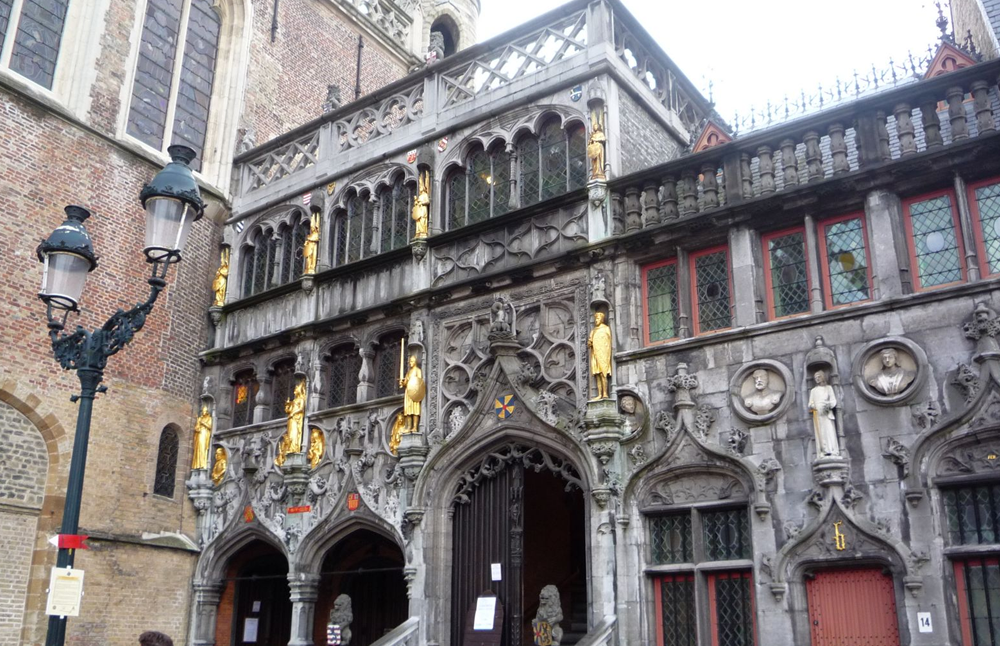 Город Брюгге намного раньше всего мира стал пользоваться таким важным инструментом как товарная биржа. Собственно, именно здесь она и появилась впервые, в далеком 1409 году. К примеру, в США биржи возникли только в начале XIX века.