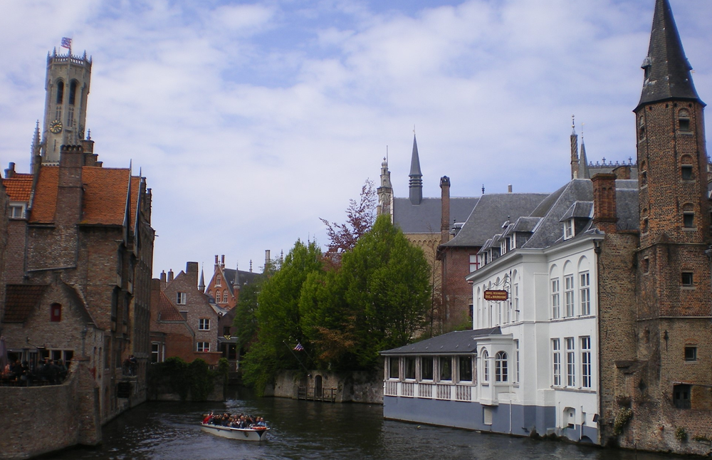 В то время в оборот вступают такие формы деловых бумаг как векселя и долговые расписки, развивается страховое дело. Богатство города привлекает известных художников, скульпторов и архитекторов, а также строителей. 