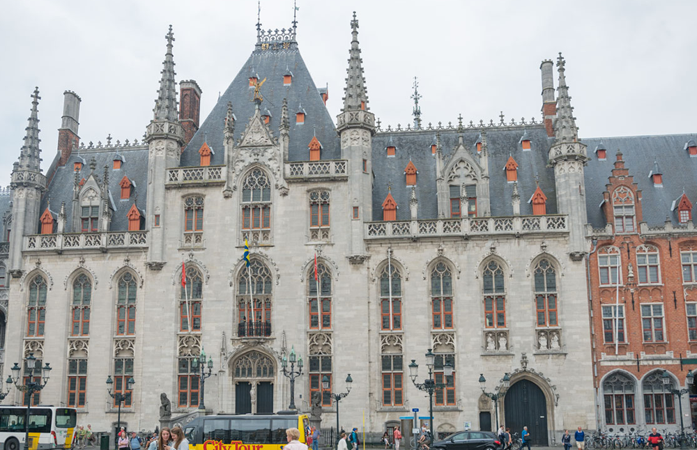 Но праздник жизни длился не слишком долго. Со временем биржа «перебирается» в Антверпен, а Брюгге оказывается в частичной изоляции из-за обмеления каналов и перекрытия выхода к морю.