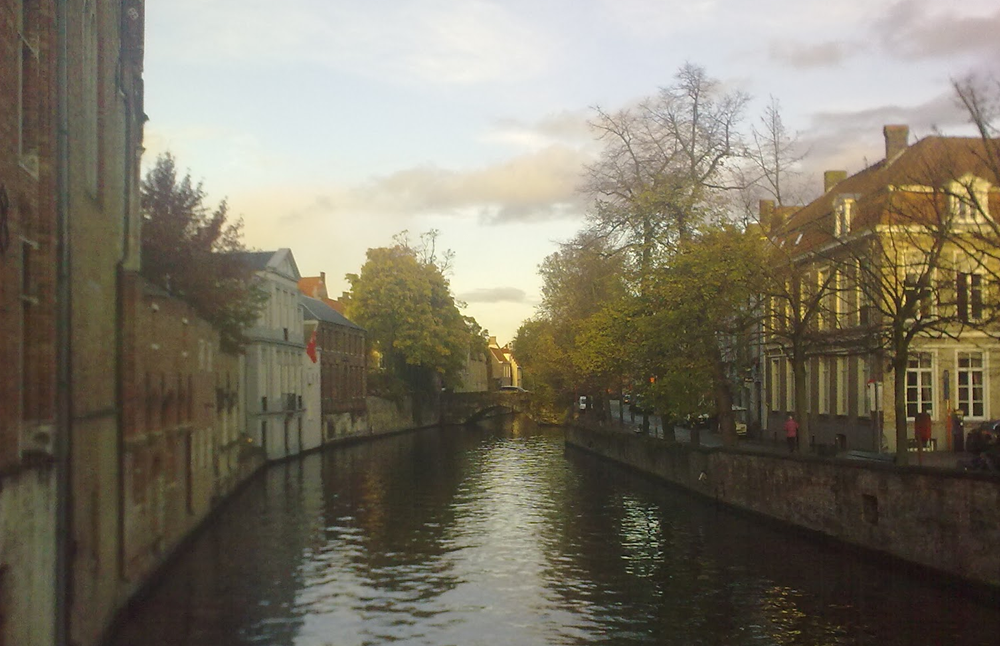 Дома, словно вырастающие из каналов, множество мостов всех эпох, в том числе и деревянных, и разводных, а также центр города со зданиями XIII – XV веков – Брюгге выглядит огромной голливудской декорацией для съемок фильма о жизни в эпоху Средних веков.