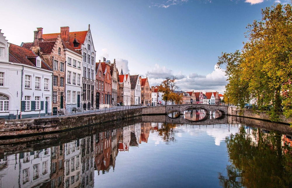 Многие сравнивают здешние старинные здания с пряничными домиками. Это подходит к обычному жилью, а вот религиозные строения Брюгге впечатляют своим стилем и формами. 