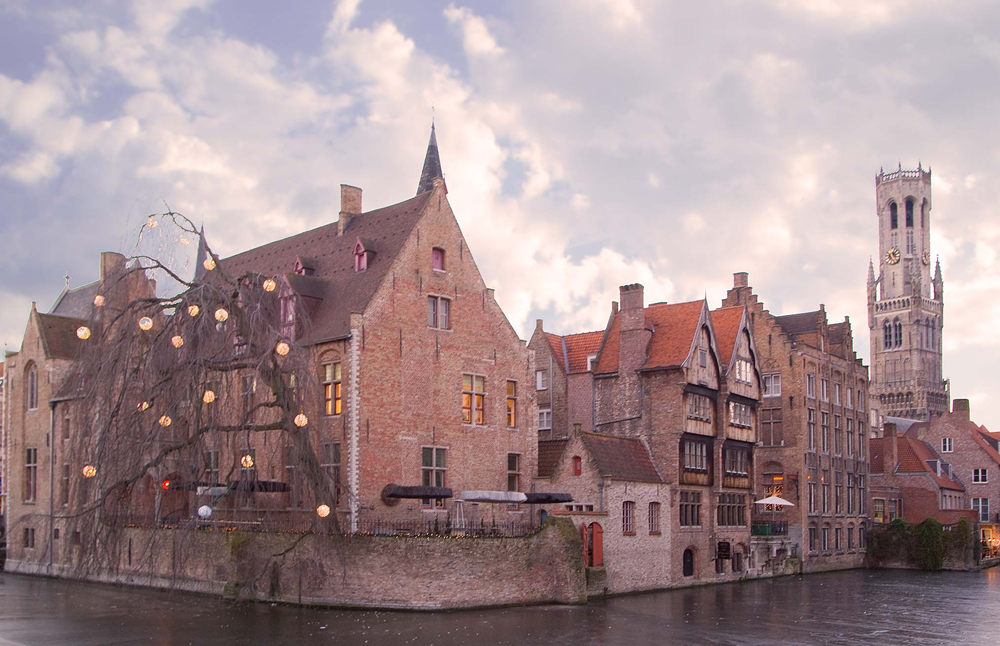 В то время как другие города активно развивались, застраивались и перестраивались, Брюгге не имел на это средств. Так бедность стала причиной сохранности старой исторической застройки.