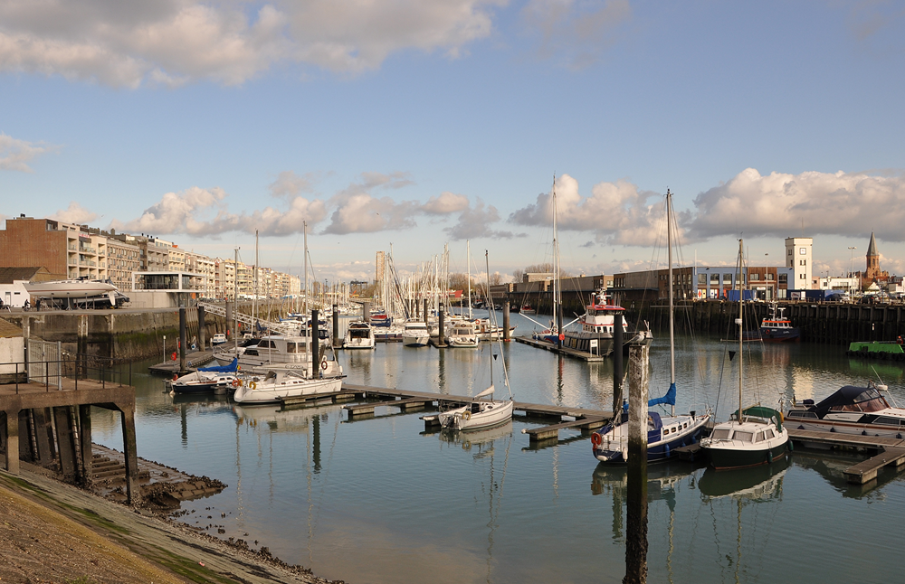 Выход к морю город все-таки получил, построив за своими переделами морской порт Зеебрюгге.