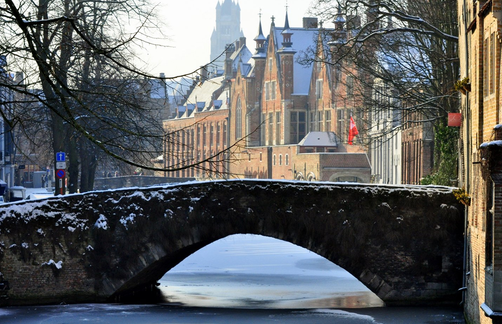 Климат бельгии. Бельгия Брюгге снег. Brugge зимой. Город Брюгге зимой. Город Брюгге зима.