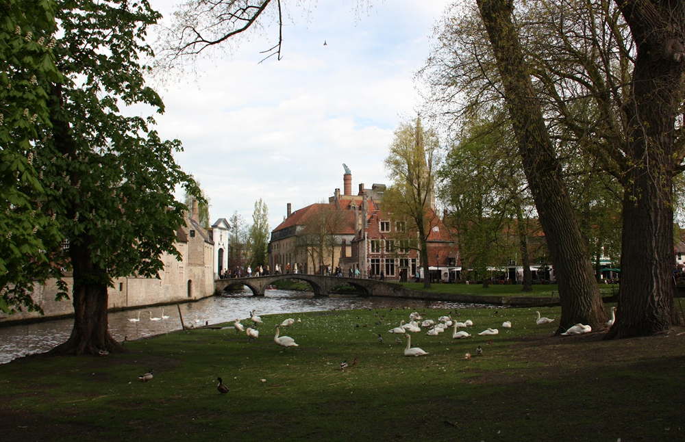 Увидим госпитальный музей и статую работы Микеланджело. Дом богатейших жителей этого города, семьи Грют выглядит как только что покинутый хозяином и челядью. Сегодня там находится музей средневековой истории города Брюгге. Хотите увидеть внутренний двор банка Медичи? Нет проблем! 