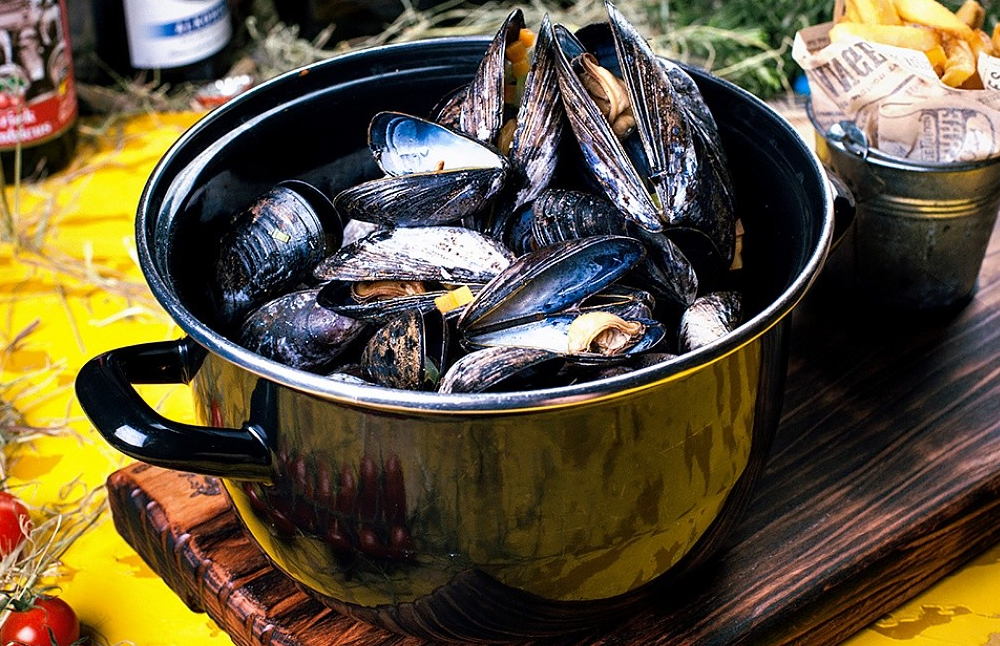 Вдоволь налюбовавшись на красоты средневекового города, пора уделить внимание и своему желудку. Брюгге может похвастаться большим количеством различных заведений общественного питания разного уровня – от простых закусочных до элитных ресторанов с мишленовскими звездами.