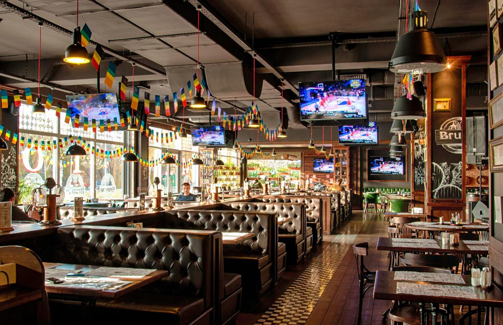 Как правило, туристы в Брюгге в первую очередь желают познакомиться с местной кухней. Но и различных заведений с блюдами всего мира здесь предостаточно. Поесть с удовольствием тут можно на любую сумму.