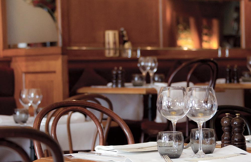 Если есть возможность и желание, можно посетить рестораны, присутствующие в различных кулинарных гидах и имеющие звезды Мишлен. Но нужно заранее забронировать место, так как без записи попасть в такие места практически нереально. 