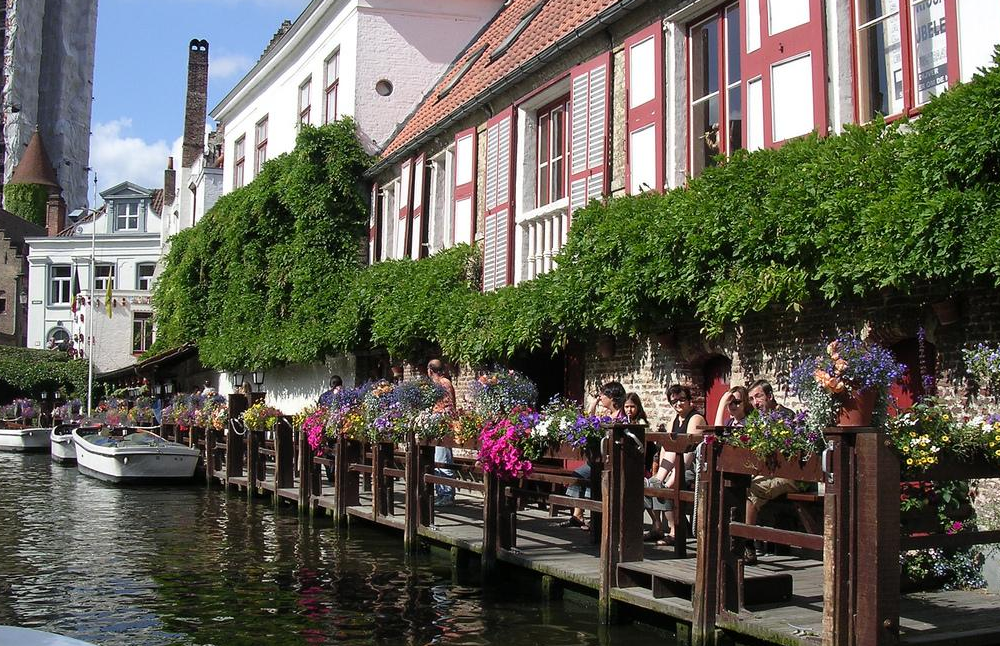 Если нет времени или желания заказывать и ожидать место в ресторанах, всегда можно вкусно пообедать или поужинать в менее дорогих и престижных заведениях, кафе, пивных и закусочных.