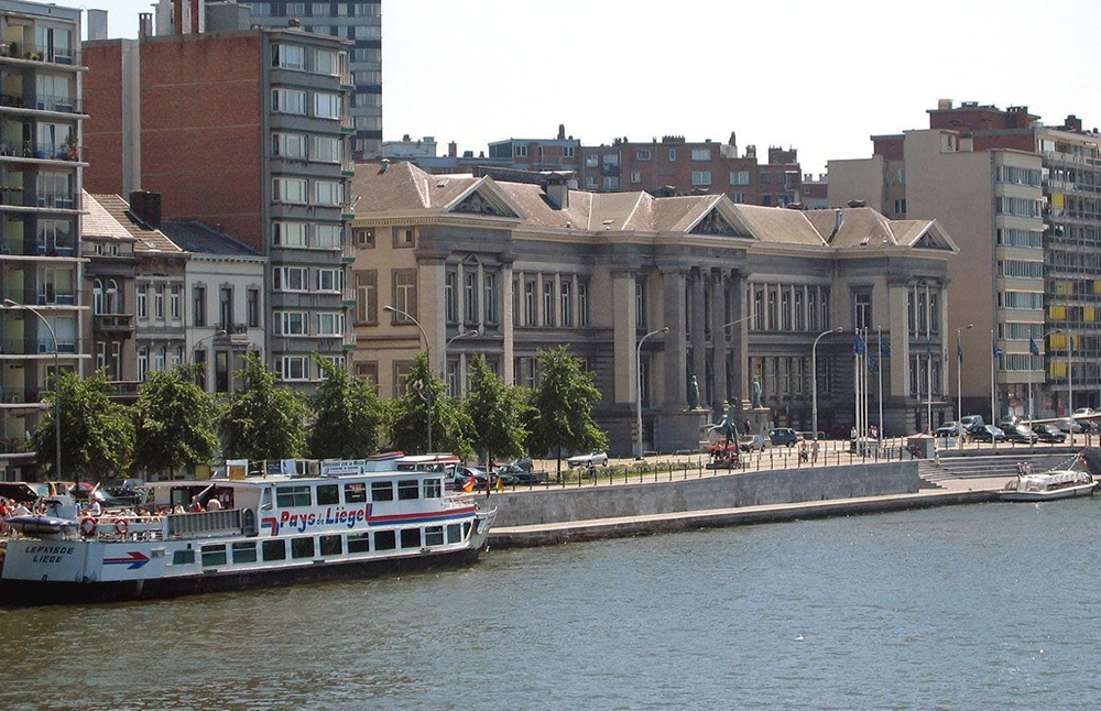 Сейчас в Льеже проживает около 200 000 жителей. Число обитателей регулярно увеличивают туристы. Многих из них шокирует внешний вид города. И это не касается впечатления от сохранившихся здесь старинных зданий, улиц и памятников. Причина потрясения кроется в событиях, намного ближе к нам по времени.