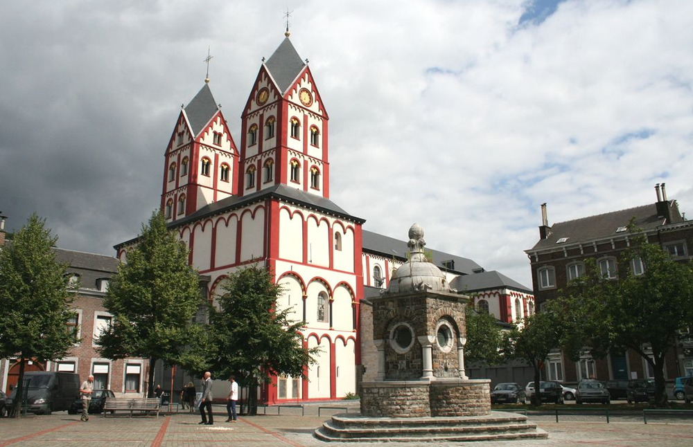 Гуляя по Льежу, не стоит удивляться резкому изменению его облика, когда средневековые дома и церкви неожиданно сменяются современными зданиями с самым пестрым интернациональным населением.